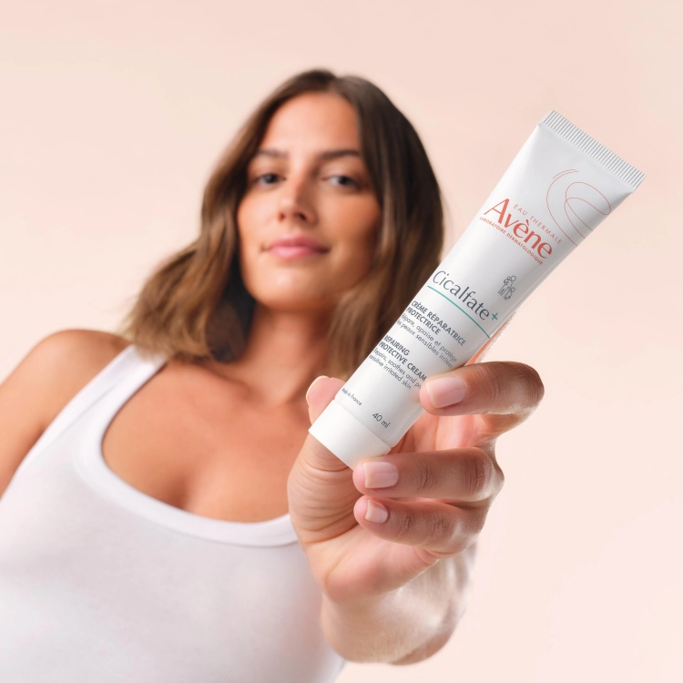 av_cicalfate-_repairing-cream_3282770204667_product-presentation_laurene_rvb_1x1