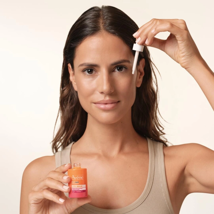 av_suncare_ultra_serum_application_product_model_Mafalda_1x1_3282771000558_TIFF