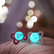 mam-original-night-smoczek-uspokajajacy-2-6-miesiecy-silikonowy-ortodontyczny-swiecacy-w-ciemnosci-planet-love-girl-2-sztuki-17640587483.png